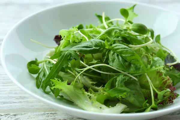 Fresh mixed green salad in bowl close up — Stock Photo, Image