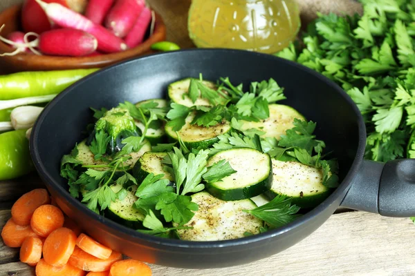 Gesneden courgette in pan op tafel, close-up — Stockfoto