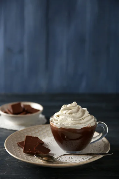 Kopje koffie met crème op een houten achtergrond kleur — Stockfoto