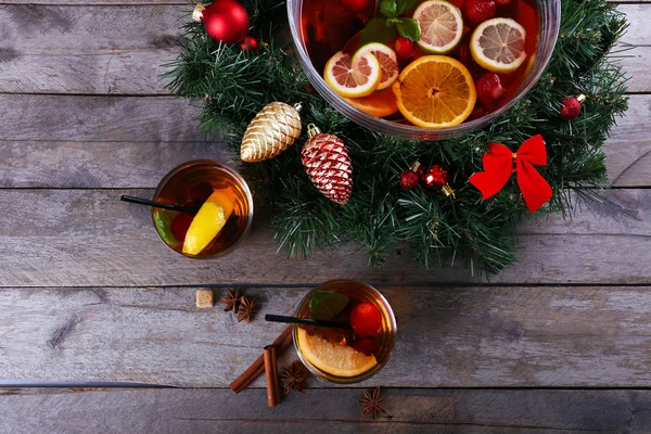 Sangria i skål och glasögon med Juldekoration på träbord nära håll — Stockfoto