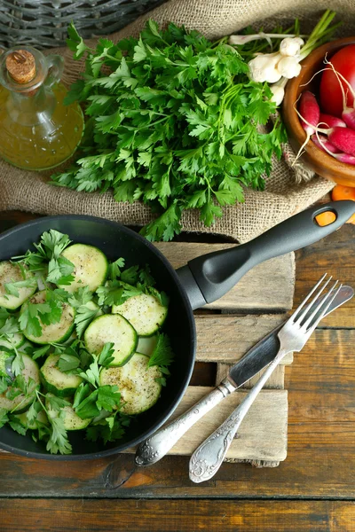 In Scheiben geschnittene Zucchini in Pfanne auf Tisch, Ansicht von oben — Stockfoto