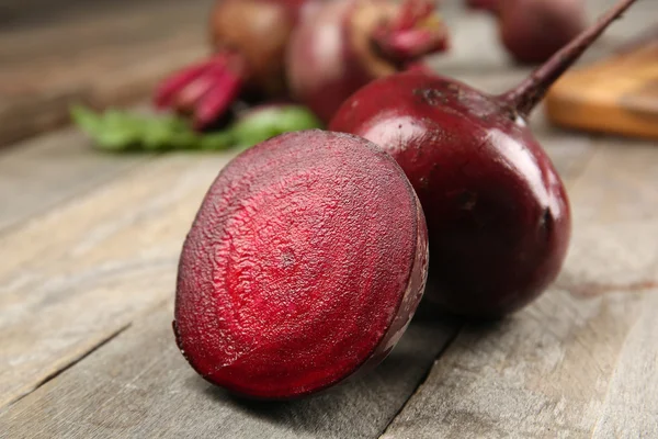 Young beets on wooden table close up — Stock Photo, Image