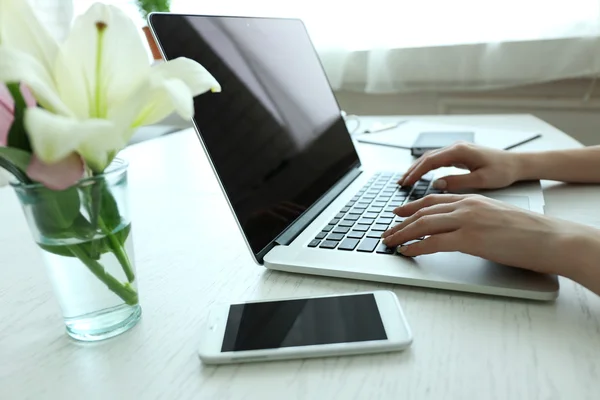 Donna che utilizza il computer portatile sul posto di lavoro in ufficio — Foto Stock