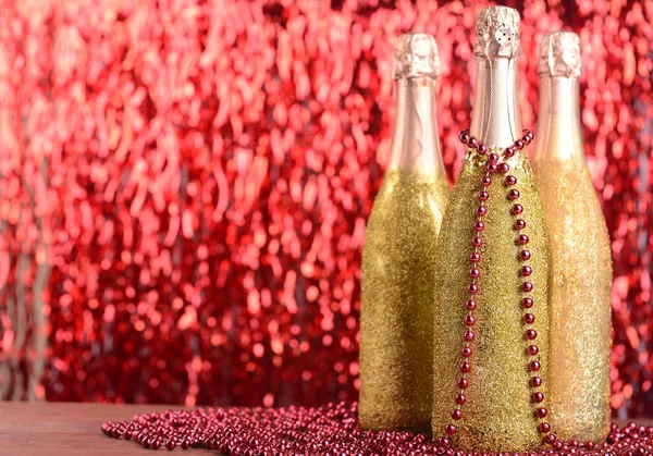 Bottiglie di champagne con decorazione natalizia su sfondo luminoso — Foto Stock