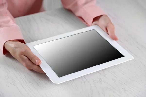 Женщина держит цифровой планшет на столе крупным планом — стоковое фото