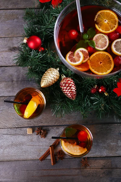Sangria w misce i okulary z Bożego Narodzenia ozdoba na stół drewniany z bliska — Zdjęcie stockowe