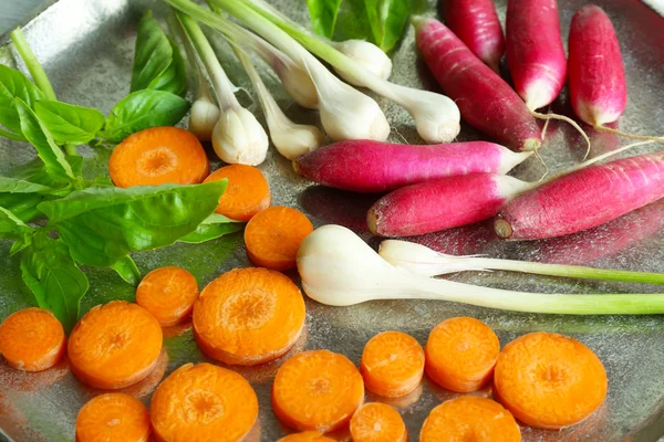 Verduras frescas en bandeja de comida, primer plano —  Fotos de Stock