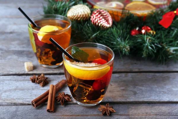 Sangria in ciotola e bicchieri con decorazione natalizia su tavola di legno da vicino — Foto Stock