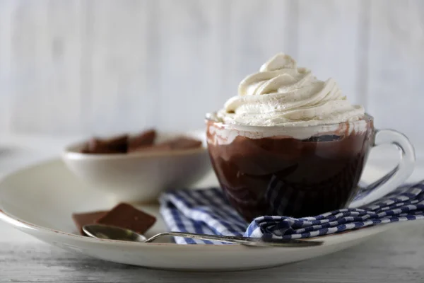 Xícara de café com creme sobre fundo de madeira cor — Fotografia de Stock