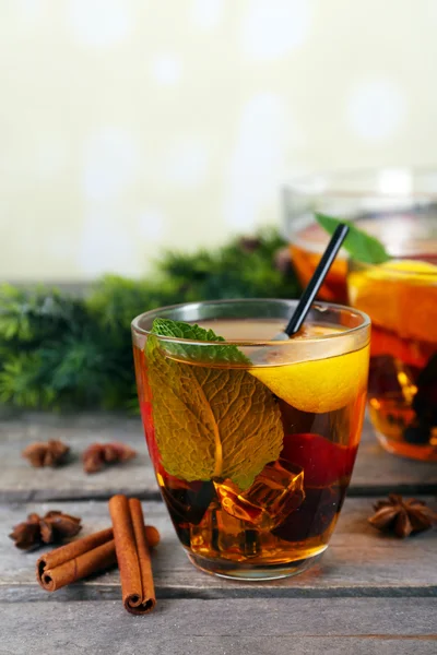 Sangria em tigela e óculos com decoração de Natal em mesa de madeira close-up — Fotografia de Stock