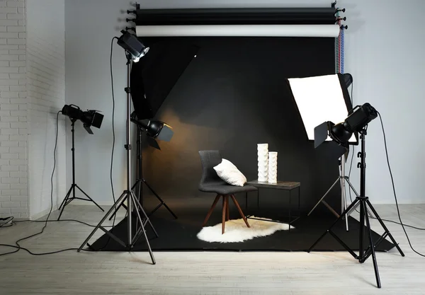 Estudio fotográfico con interior moderno y equipo de iluminación — Foto de Stock