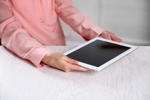 Vrouw met digitale Tablet PC op tafel close-up — Stockfoto