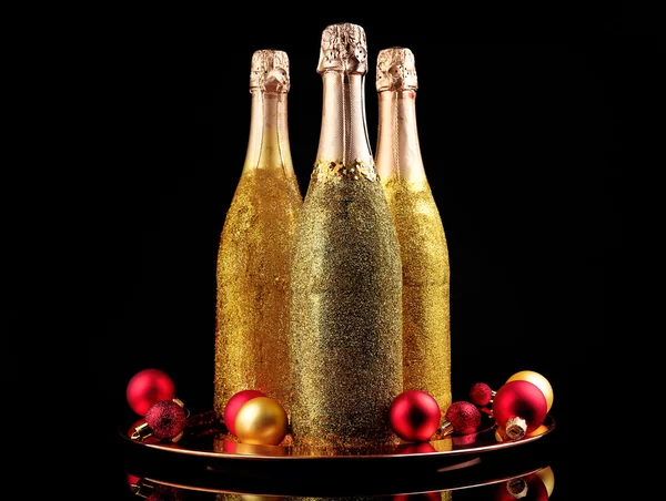 Decoratieve champagneflessen op donkere achtergrond — Stockfoto