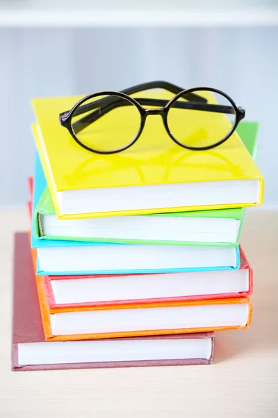 Pila di libri con occhiali — Foto Stock