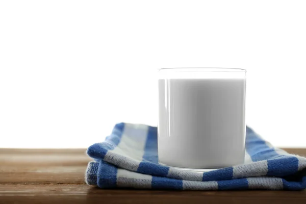 Copo de leite na mesa de madeira, no fundo branco — Fotografia de Stock