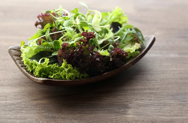 Friss vegyes zöld saláta tál — Stock Fotó