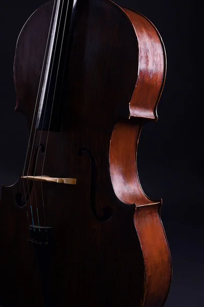 在深色背景上的老式大提琴 — 图库照片