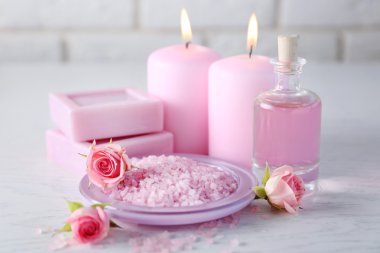 kaplıca tedavisi Beyaz ahşap masa üzerinde güzel kompozisyon