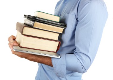 Dizüstü ve tablet üzerinde beyaz izole kitap yığını tutan adam