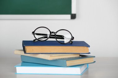 yığın kitap ve gözlük tablo sınıfı