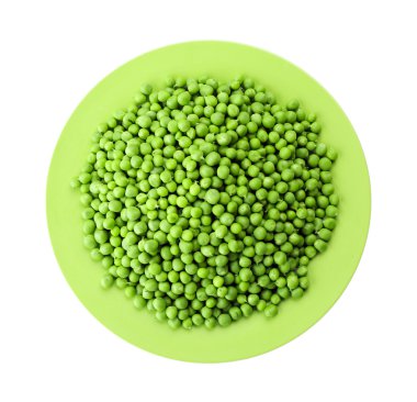 Taze taze bezelyeler beyaz kasede izole edilmiş.