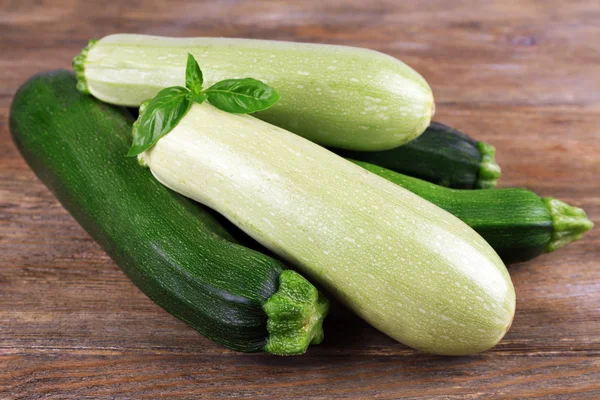 Frische Zucchini mit Kürbis und Basilikum auf Holztisch aus nächster Nähe — Stockfoto