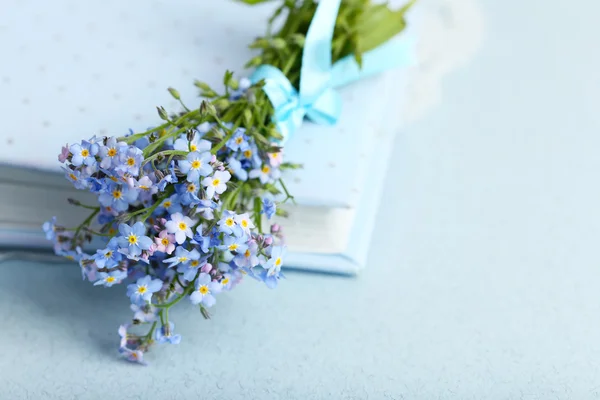 Olvídame de las flores en el libro, sobre fondo azul — Foto de Stock