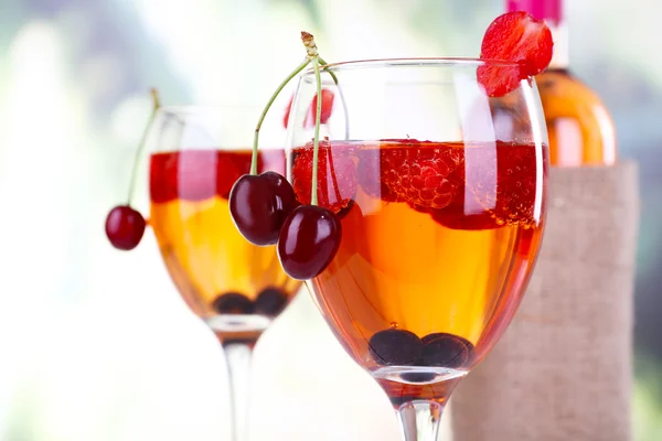 Bardak şarap hafif bulanık arka plan üzerinde çilek ile — Stok fotoğraf