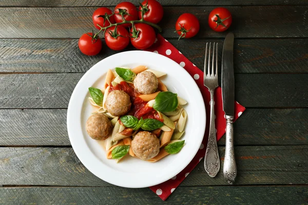 Pasta mit Frikadellen auf Teller, auf Holztischhintergrund — Stockfoto