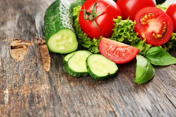 Verdure fresche su sfondo di legno — Foto Stock