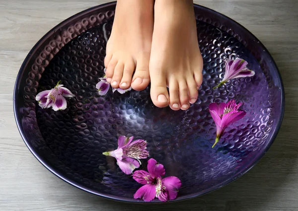 Vrouwelijke voeten bij spa pedicure procedure — Stockfoto