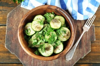 Ahşap masa, closeup kase kabak dilimlenmiş