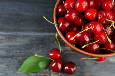 ahşap zemin üzerinde kase taze kiraz