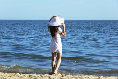 Kumsalda yürüyen güzel kadın