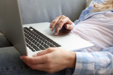 Dizüstü bilgisayar, kapalı kullanan kadın