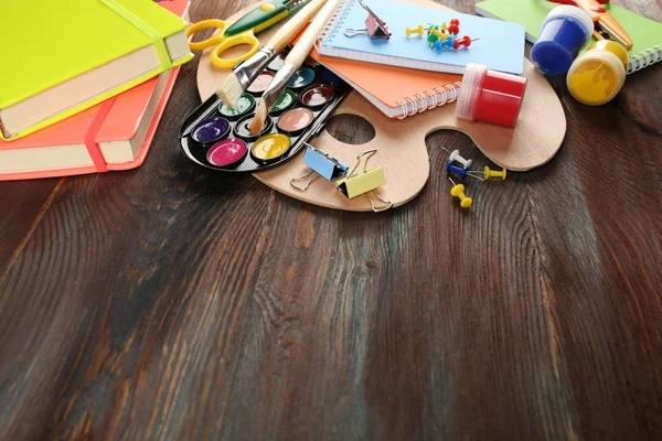 Papelería escolar colorida sobre fondo de madera —  Fotos de Stock