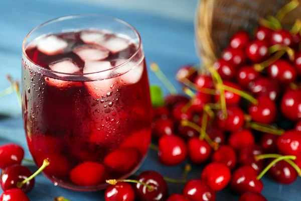 Glas frischen Saft mit Kirschen — Stockfoto