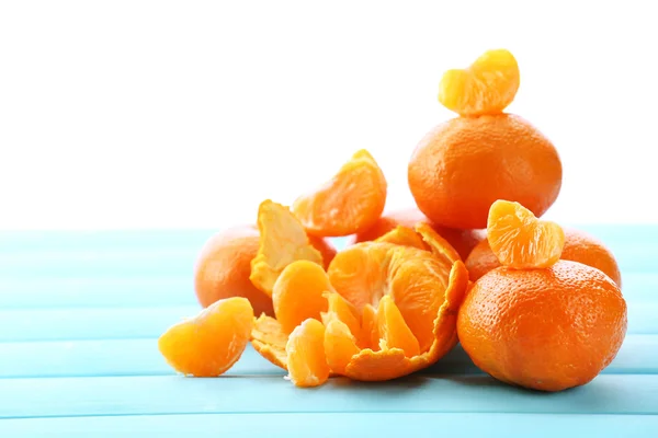 Reife Mandarinen auf Holztisch isoliert auf weiß — Stockfoto