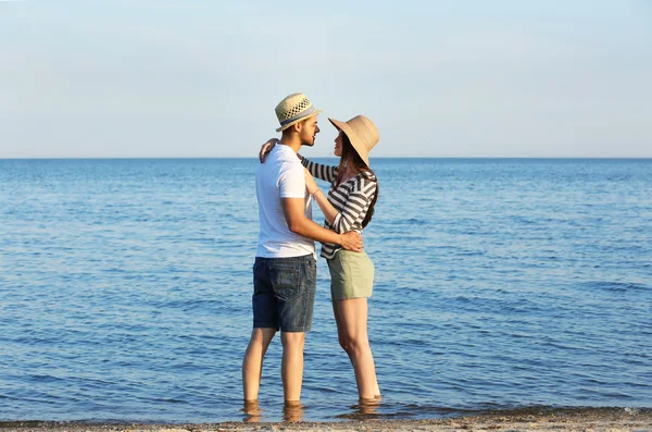 Beau jeune couple sur la plage — Photo