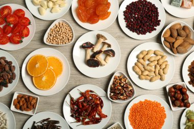 farklı ürünler üzerinde daireler ahşap tablo, üstten görünüm