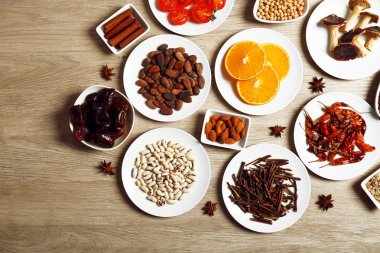 farklı ürünler üzerinde daireler ahşap tablo, üstten görünüm