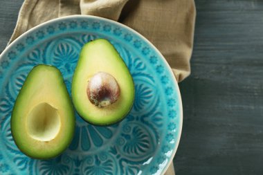 ahşap arka plan üzerinde plaka üzerinde avokado dilimlenmiş