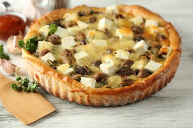 mantar, otlar ve ahşap masa arka plan üzerinde ekşi krem peynir pasta