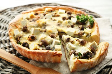 Mantar, otlar ve ahşap masa arka plan üzerinde hasır mat ekşi krem peynir pasta