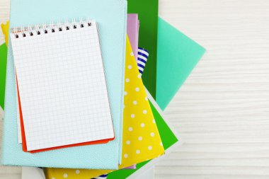 defter üstünde tepe-in kitaplar ve dergiler ahşap zemin üzerine yığını