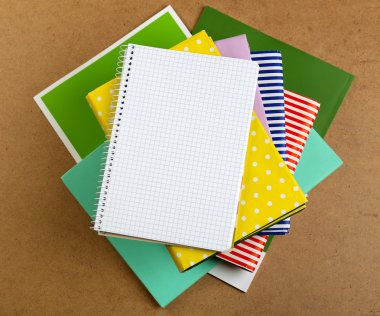 defter üstünde tepe-in kitaplar ve dergiler ahşap zemin üzerine yığını