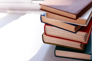kitap yığını kapat