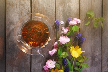 Bir fincan bitki çayı.