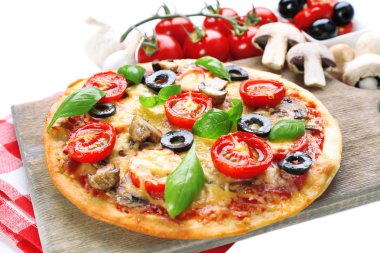 Sebze ve fesleğen lezzetli pizza yakın çekim