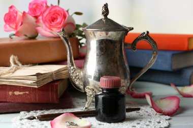 eski kitap ile taze gül